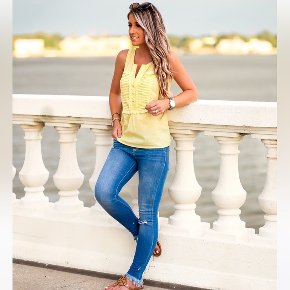 ModCloth NWOT Buttercup Eyelet Top size M - Picture 3 of 15